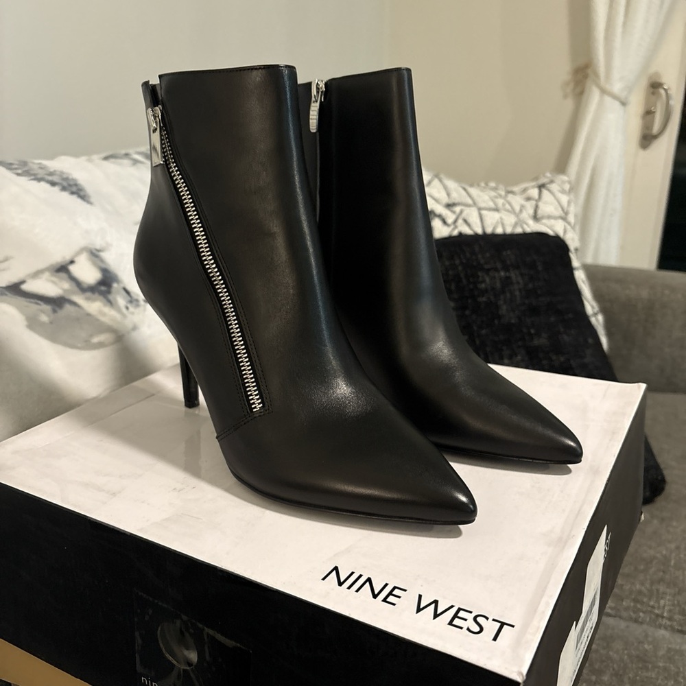 Nine West Black Heeled Boots with Pointed Toe